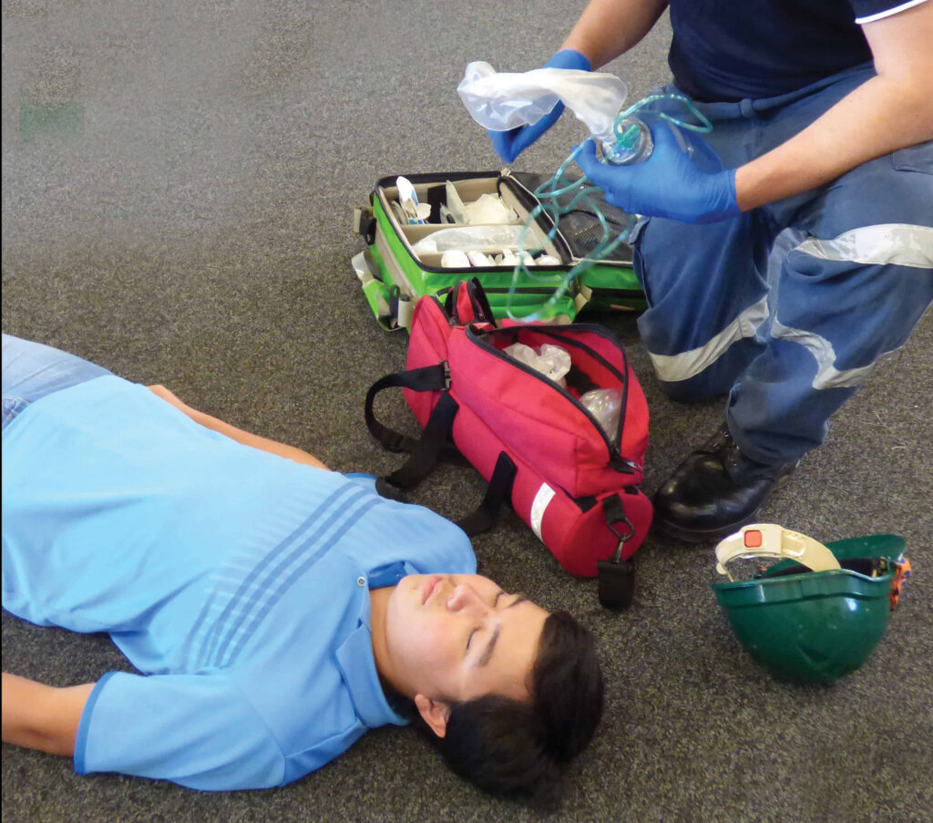 Thực hiện cấp cứu khẩn cấp tại chỗ cho người bị sốc phản vệ bất ngờ