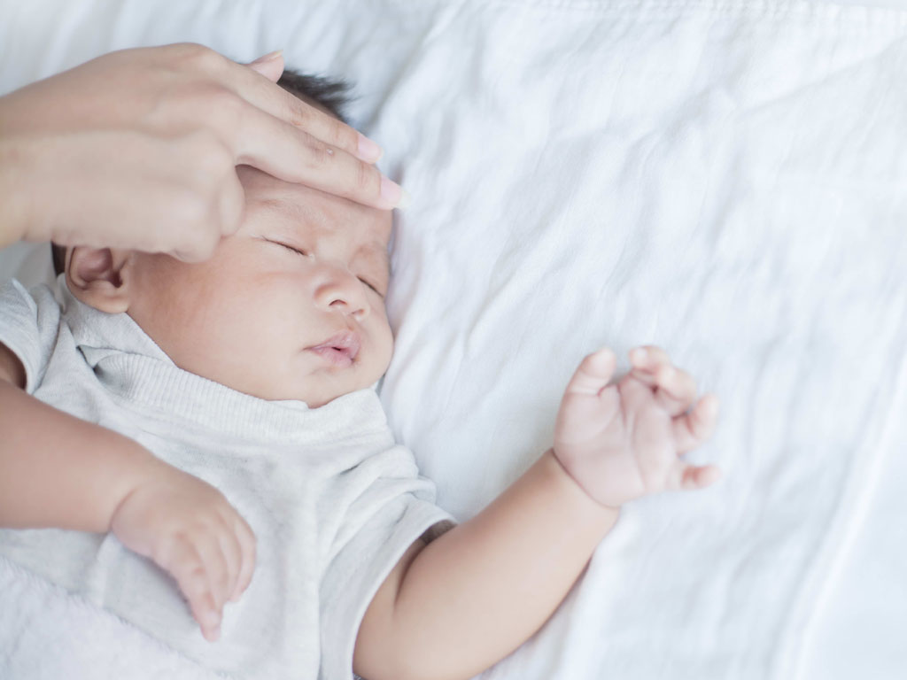 Cách chăm sóc trẻ khi bị sốt phát ban