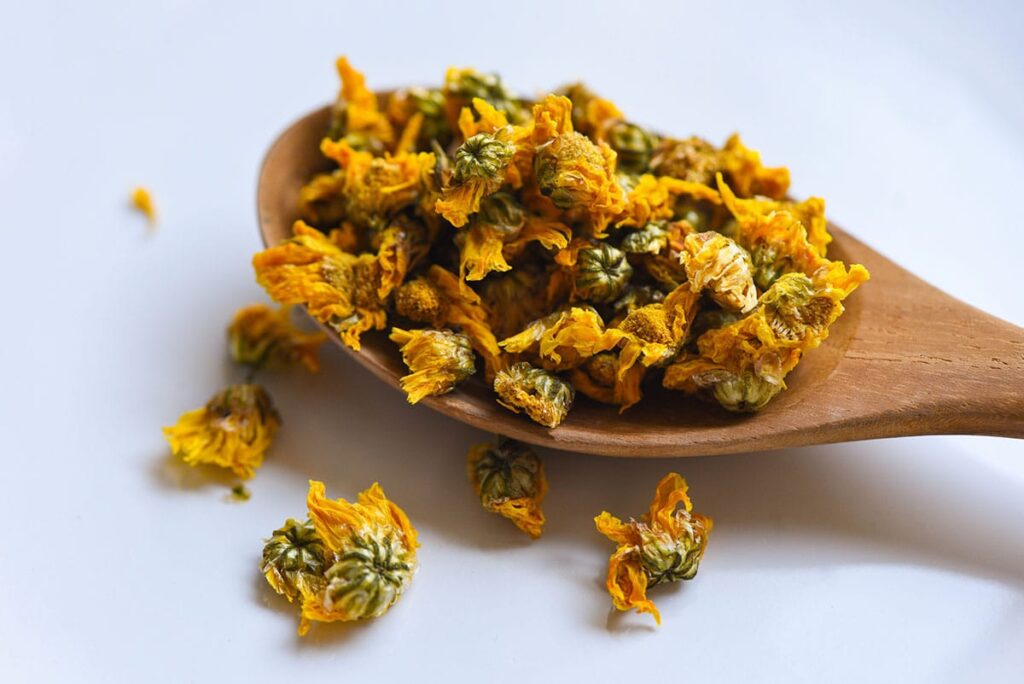 Trà hoa cúc tốt cho tim mạch