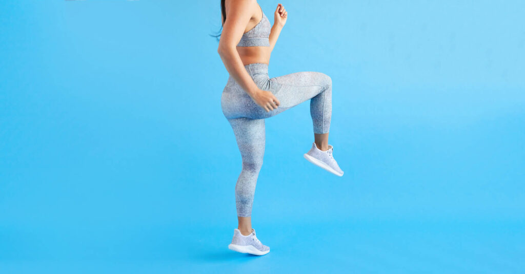 Tư thế chạy nâng cao gối chuẩn 