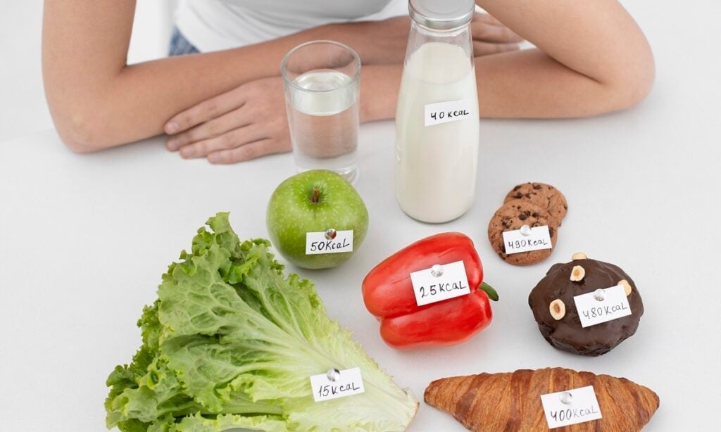 Bạn không nên thiết lập chế độ ăn giảm cân chứa nhiều năng lượng vượt quá nhu cầu của cơ thể