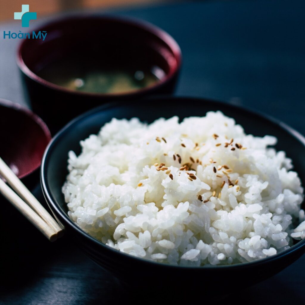 1 chén cơm bao nhiêu calo? 1 chén cơm trắng chứa khoảng 205 calo, 28gr carbs, 4gr protein, 0.4gr chất béo, 0.6gr chất xơ