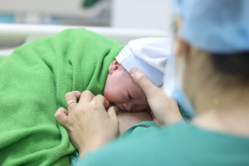 Da kề da và lợi ích của cái ôm đầu tiên