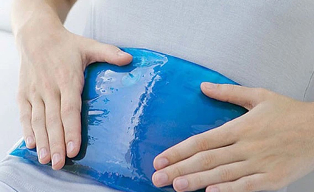 Cách xử trí khi bị đau bụng: chườm ấm, uống đủ nước