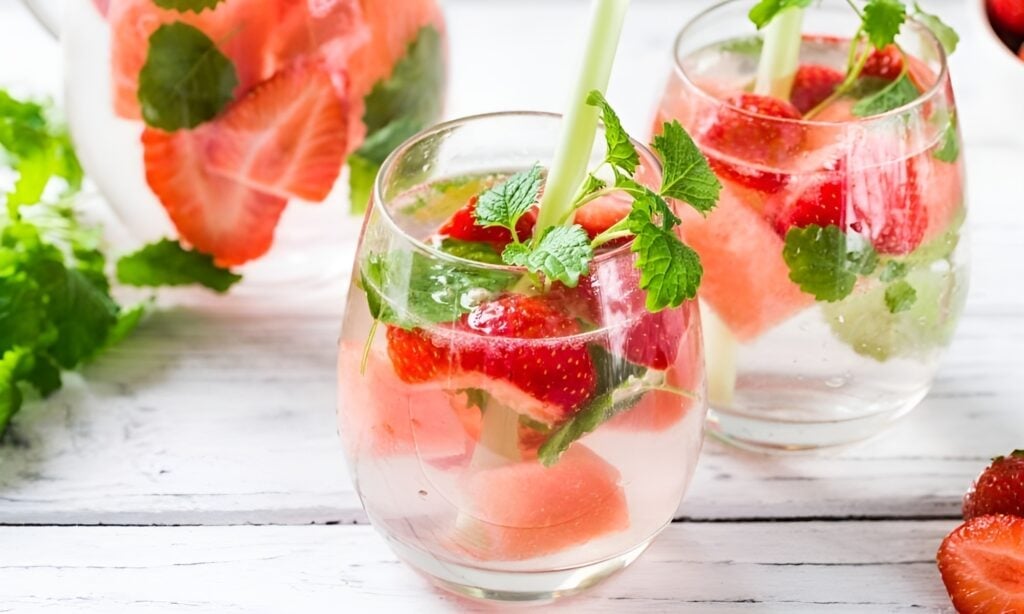 Nước detox từ dưa hấu, dâu tây và bạc hà