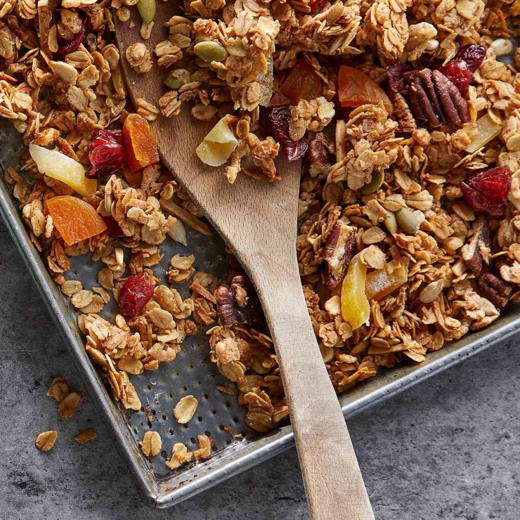 Granola làm từ yến mạch, các loại hạt và trái cây dẻo sấy khô