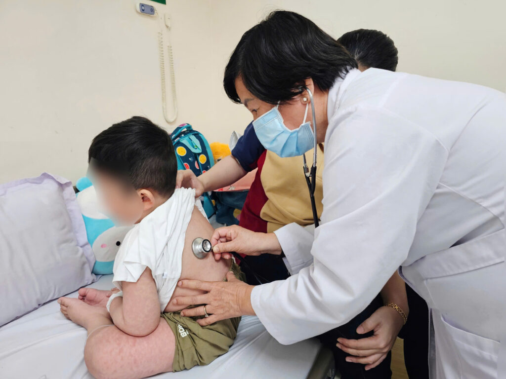 Điều trị thành công bệnh sởi biến chứng viêm phổi cho bé trai 3 tuổi