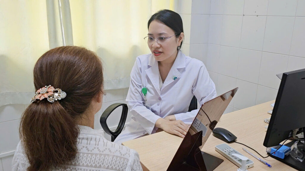 Lấy nhiều mảnh răng bị gãy và kẹt trong môi người bệnh 56 tuổi