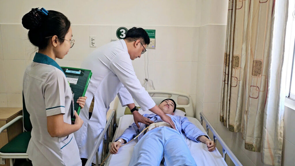 Cứu sống người bị mắc xương gà đâm thủng ruột non