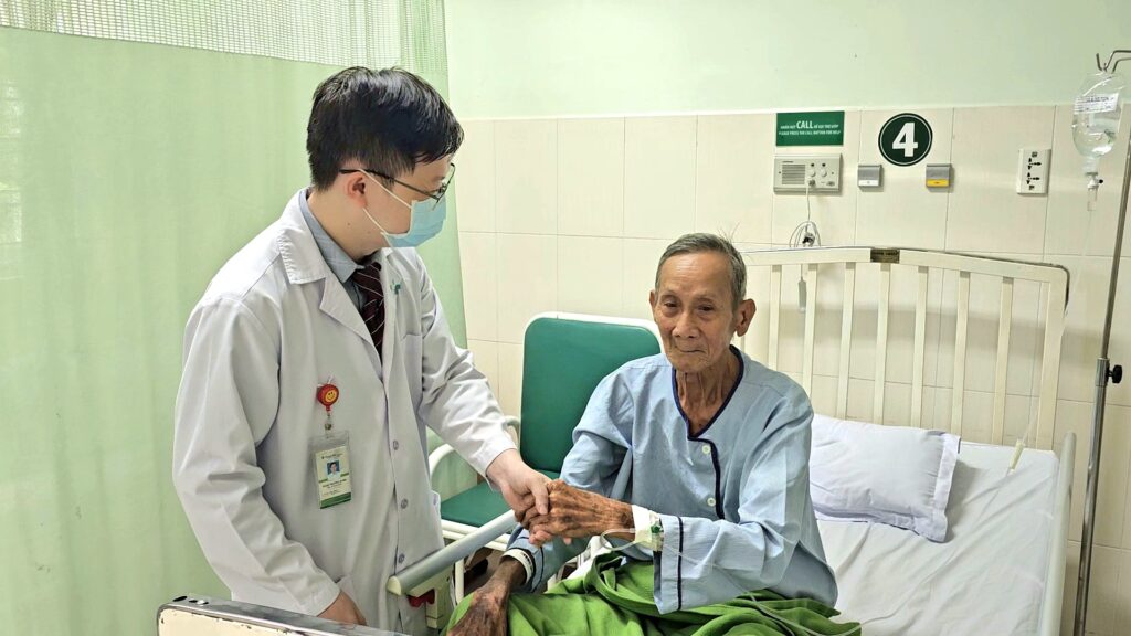 Dùng thuốc tiêu sợi huyết kết hợp lấy huyết khối mạch máu não giúp phục hồi hoàn toàn cho cụ ông 83 tuổi đột quỵ