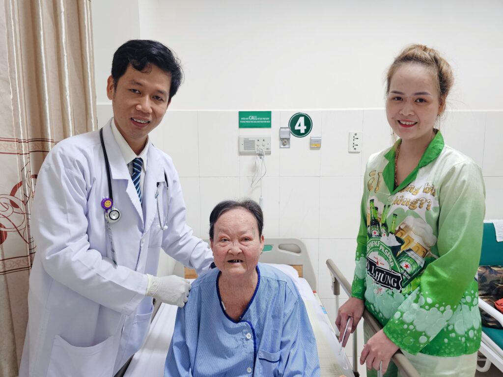 Cứu sống cụ bà 72 tuổi bị nhiễm trùng huyết do vi khuẩn tụ cầu vàng đa kháng thuốc