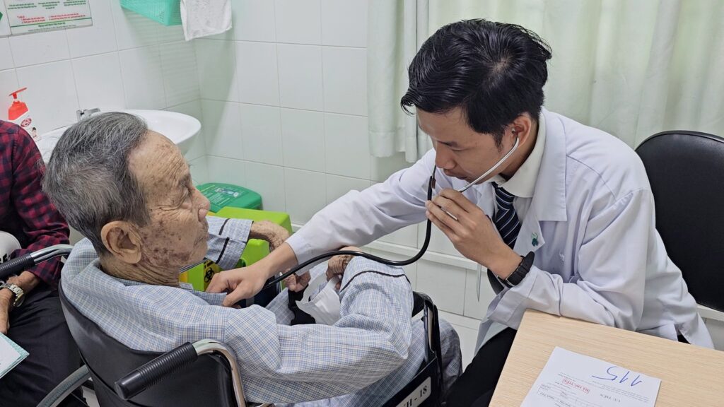 Cứu sống cụ ông 87 tuổi bị ‘ho ra máu sét đánh’ di chứng bệnh lao