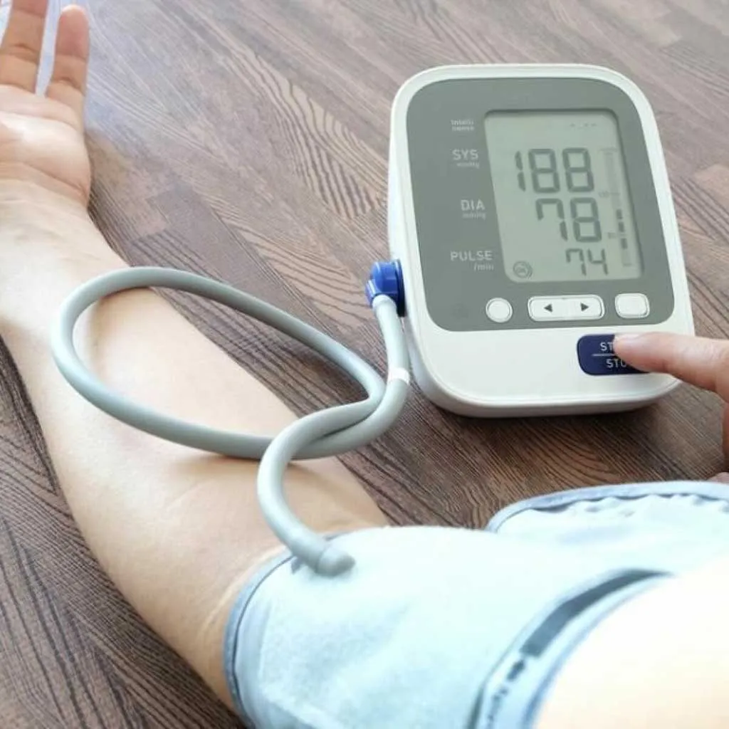 Huyết áp cao là khi máu chảy qua động mạch với áp suất cao hơn bình thường