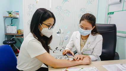 Bác sĩ Bệnh viện Quốc tế Hoàn Mỹ Đồng Nai thực hiện soi da và tư vấn cho người bệnh