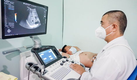 Bác sĩ thực hiện siêu âm đàn hồi mô gan tại Bệnh viện Quốc tế Hoàn Mỹ Đồng Nai