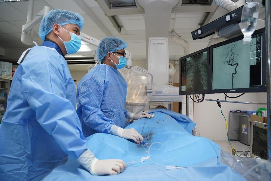 Ekip can thiệp nội mạch nhằm giúp loại bỏ túi phình động mạch não