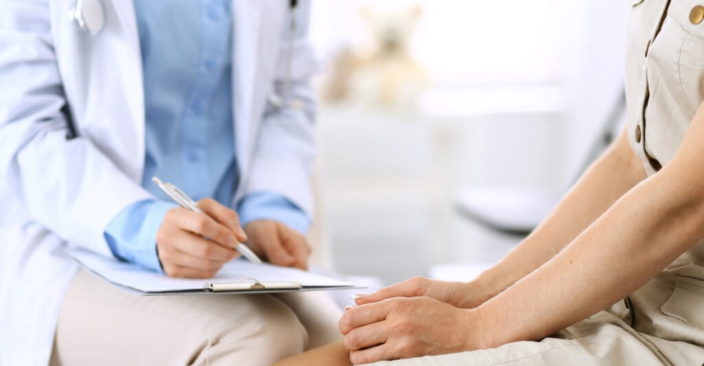 Nên tham khảo ý kiến từ bác sĩ, chuyên gia trước khi sử dụng các bài thuốc từ cây ruối 