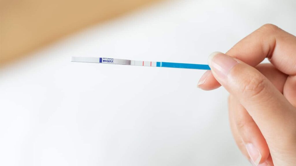 Nguyên nhân hiếm gặp khiến que thử thai 2 vạch mờ là do bạn mang thai ngoài tử cung