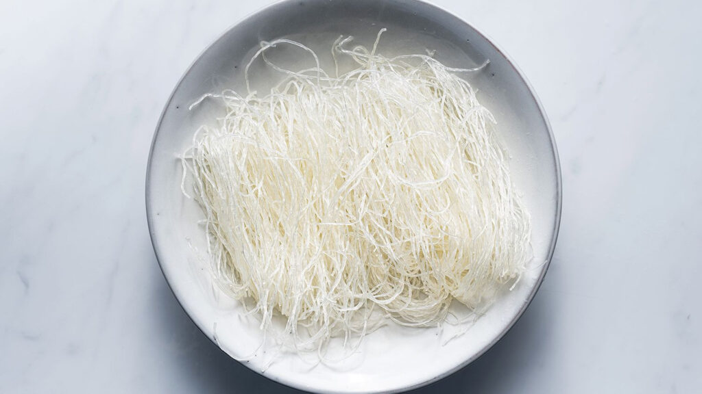 Trong 100g miến thường chứa 332 calo