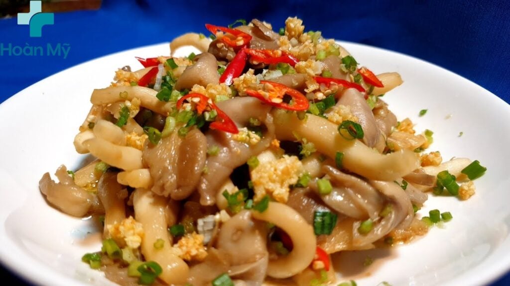 Nên nấu nấm bào ngư chín hoàn toàn để đảm bảo an toàn khi ăn 