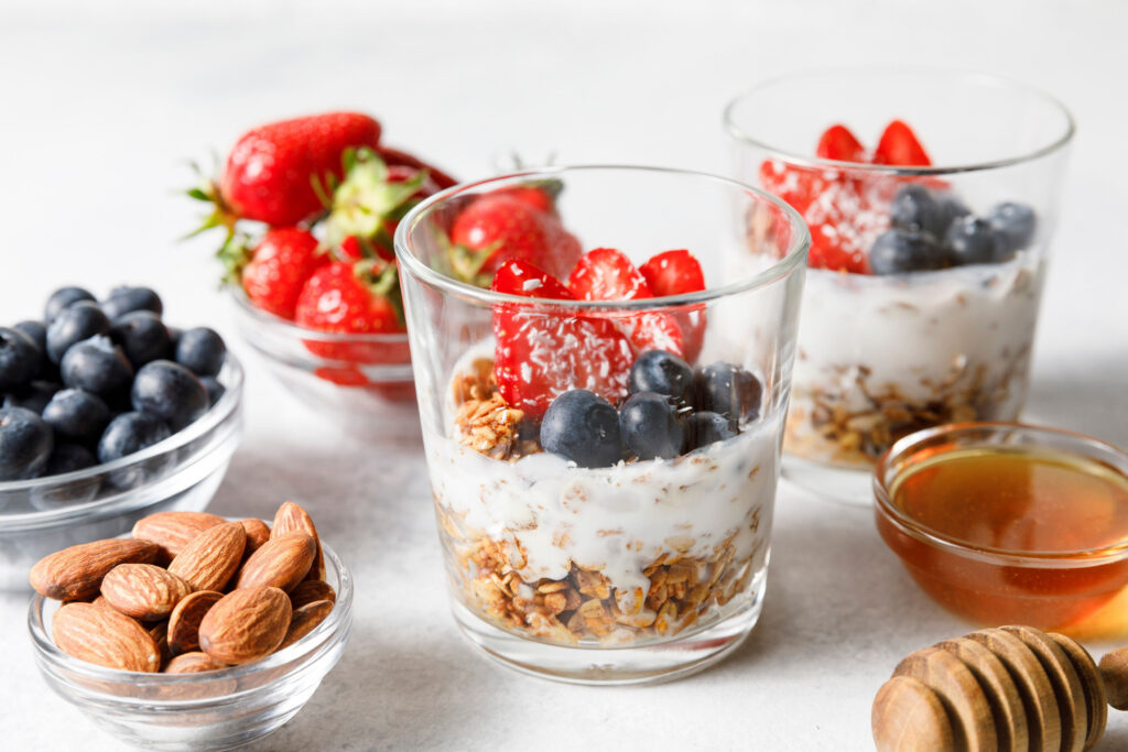 Ngũ cốc nguyên hạt và sữa chua 