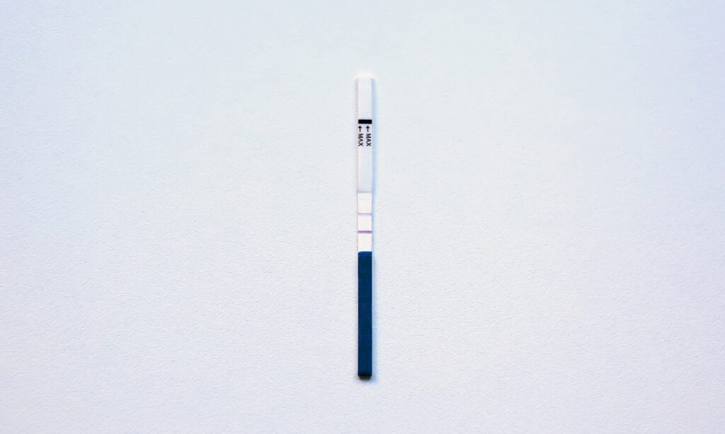 Que thử thai 1 vạch đậm 1 vạch mờ