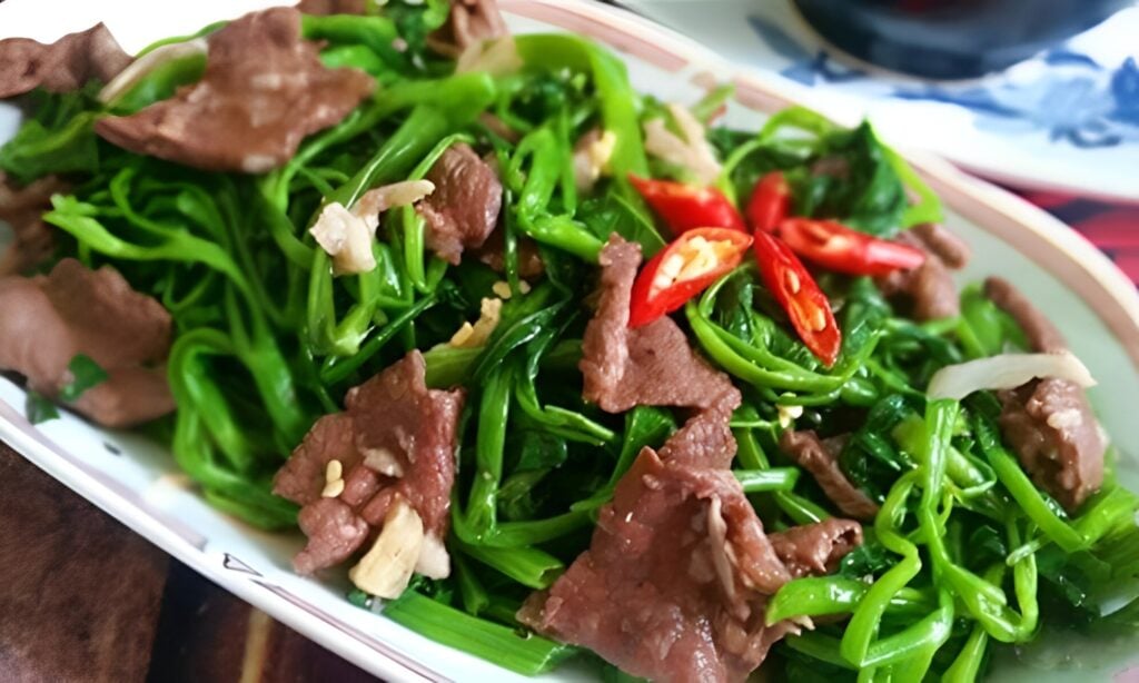 Rau tầm bóp xào thịt bò cung cấp protein và vitamin B6 cho cơ thể