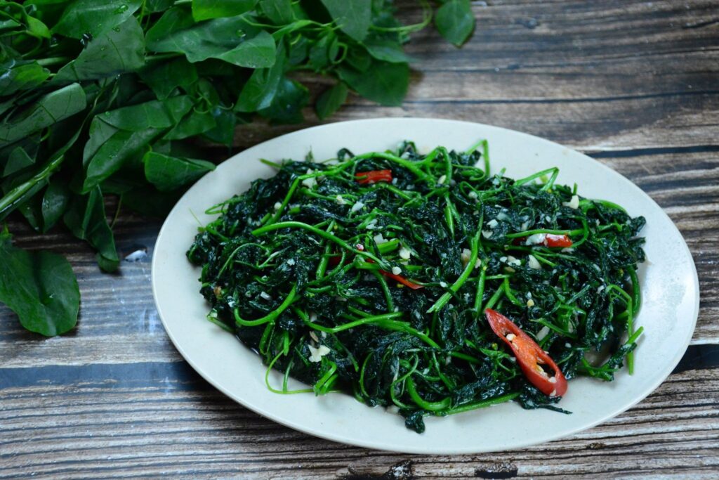 Rau tầm bóp kết hợp với tỏi giúp giải nhiệt và chắc khỏe xương