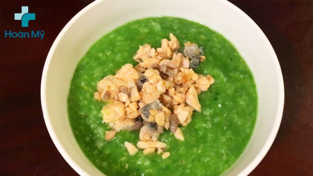 Kết hợp cải bó xôi với cá hồi tốt cho sức khỏe của trẻ em