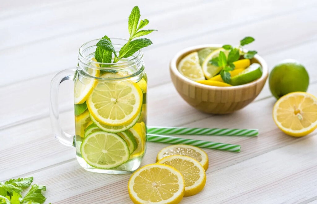 Uống một ly nước chanh ấm sáng sớm làm sạch ruột và thải độc cơ thể 