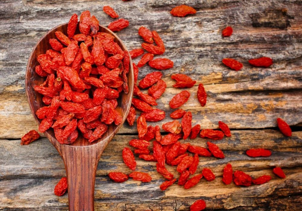 Dùng thang dâu tằm và kỷ tử cải thiện đau lưng, mỏi gáy 