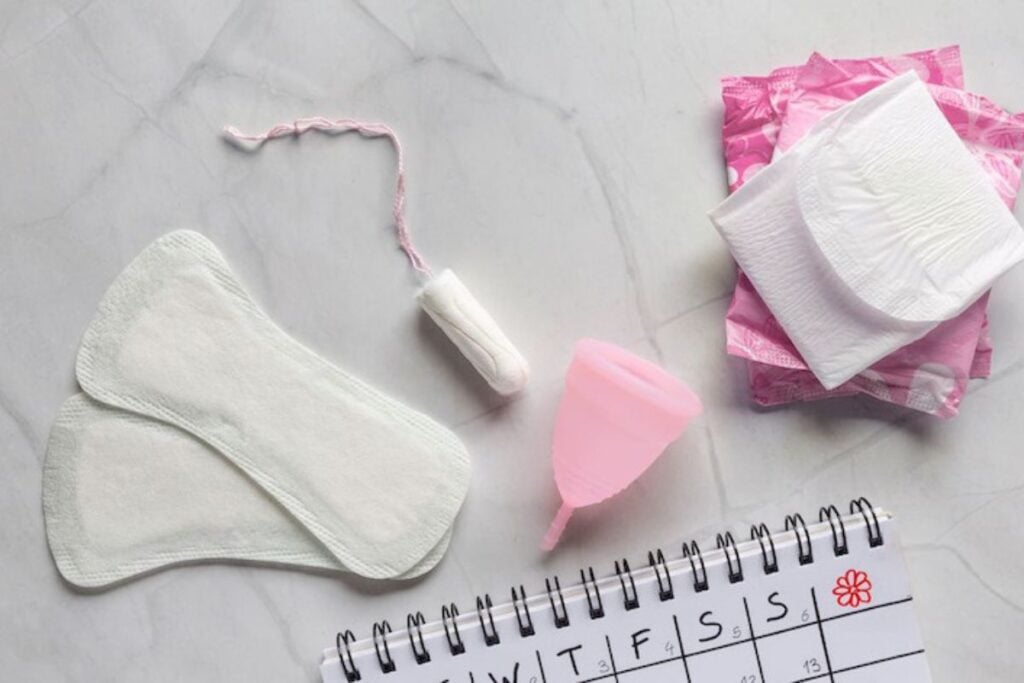 Thường xuyên thay băng vệ sinh và cốc nguyệt san từ 3-4 tiếng sử dụng 