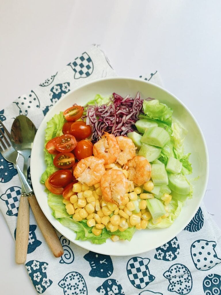 Thực đơn cho nữ cơ địa khó giảm sẽ thực hiện 3 bữa ăn chính và 2 bữa ăn phụ mỗi ngày