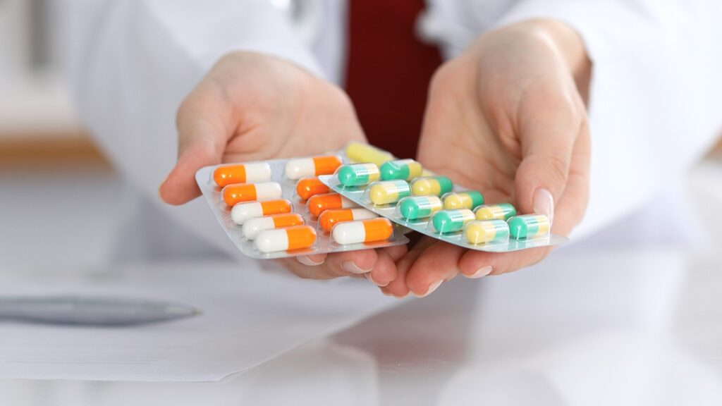 Bác sĩ thường kê đơn các loại thuốc chống lao để tiêu diệt vi khuẩn và ngăn ngừa sự tái phát của bệnh 