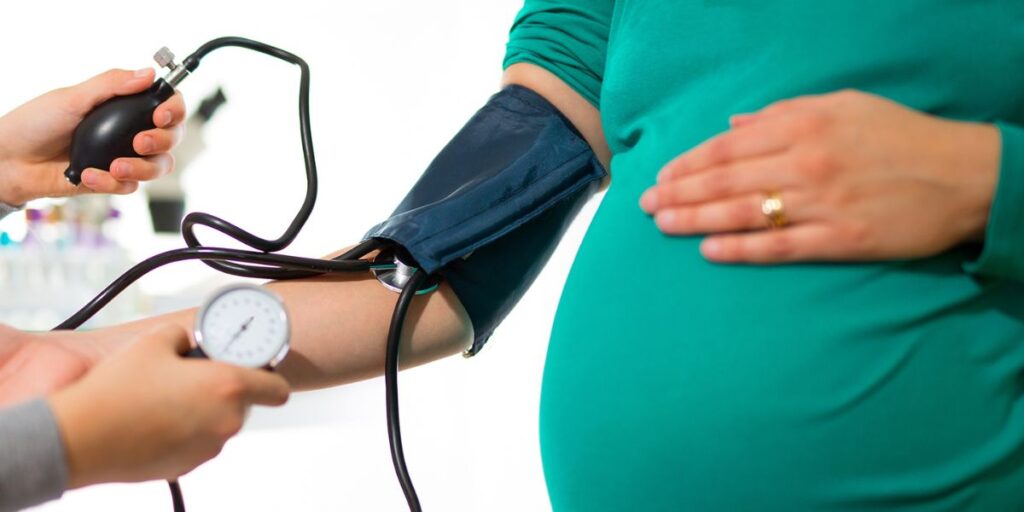 Tiền sản giật là tình trạng tăng huyết áp kèm theo protein niệu và sưng phù bàn chân, bàn tay