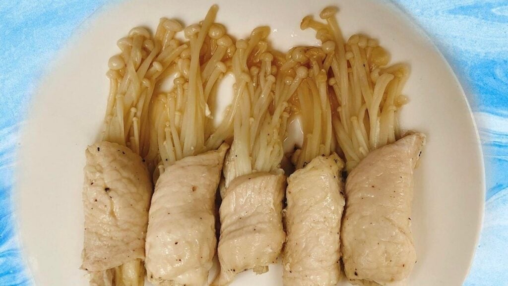 Cách làm ức gà cuộn nấm kim châm - Xử lý mỡ thừa