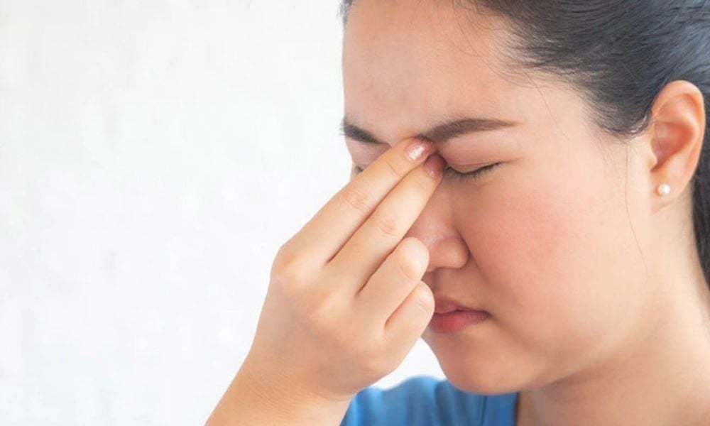 Viêm mũi dị ứng gây ra quầng thâm mắt 