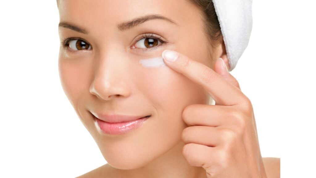 Giảm thâm mắt bằng cách massage nhẹ nhàng, tránh tác động mạnh 