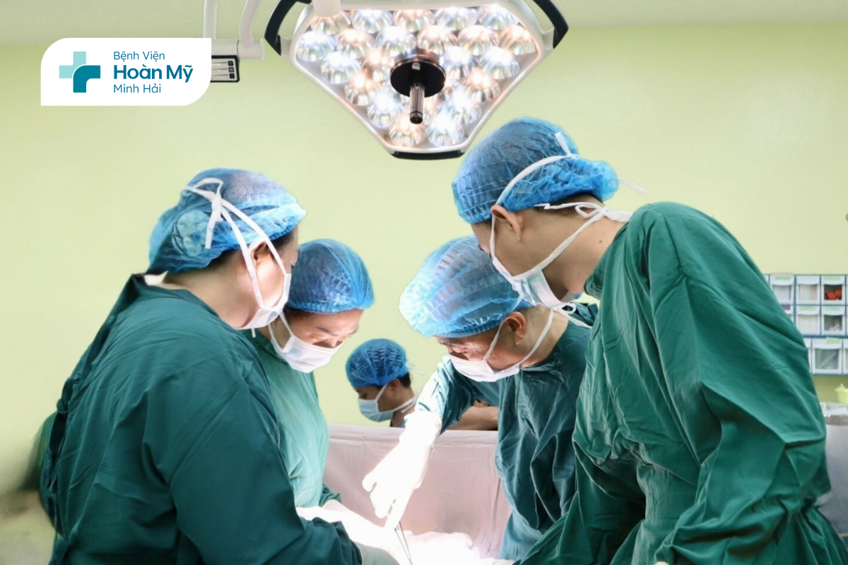 Phẫu thuật thành công khối u nang buồng trứng nặng 3,5 kg cho người bệnh 73 tuổi