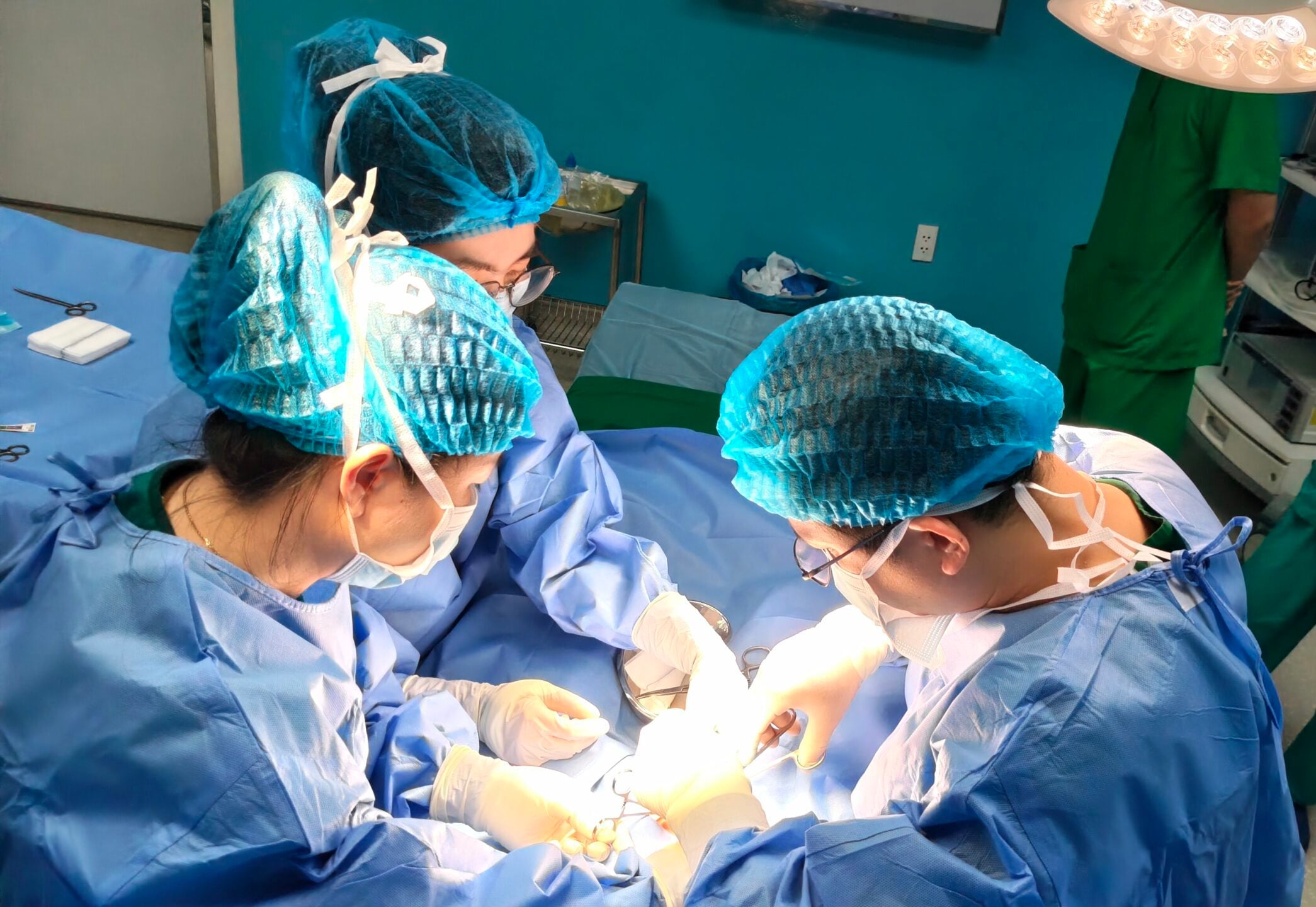 Phẫu thuật thành công 2 trường hợp thoát vị bẹn ở trẻ nhỏ – Cảnh báo biến chứng nguy hiểm