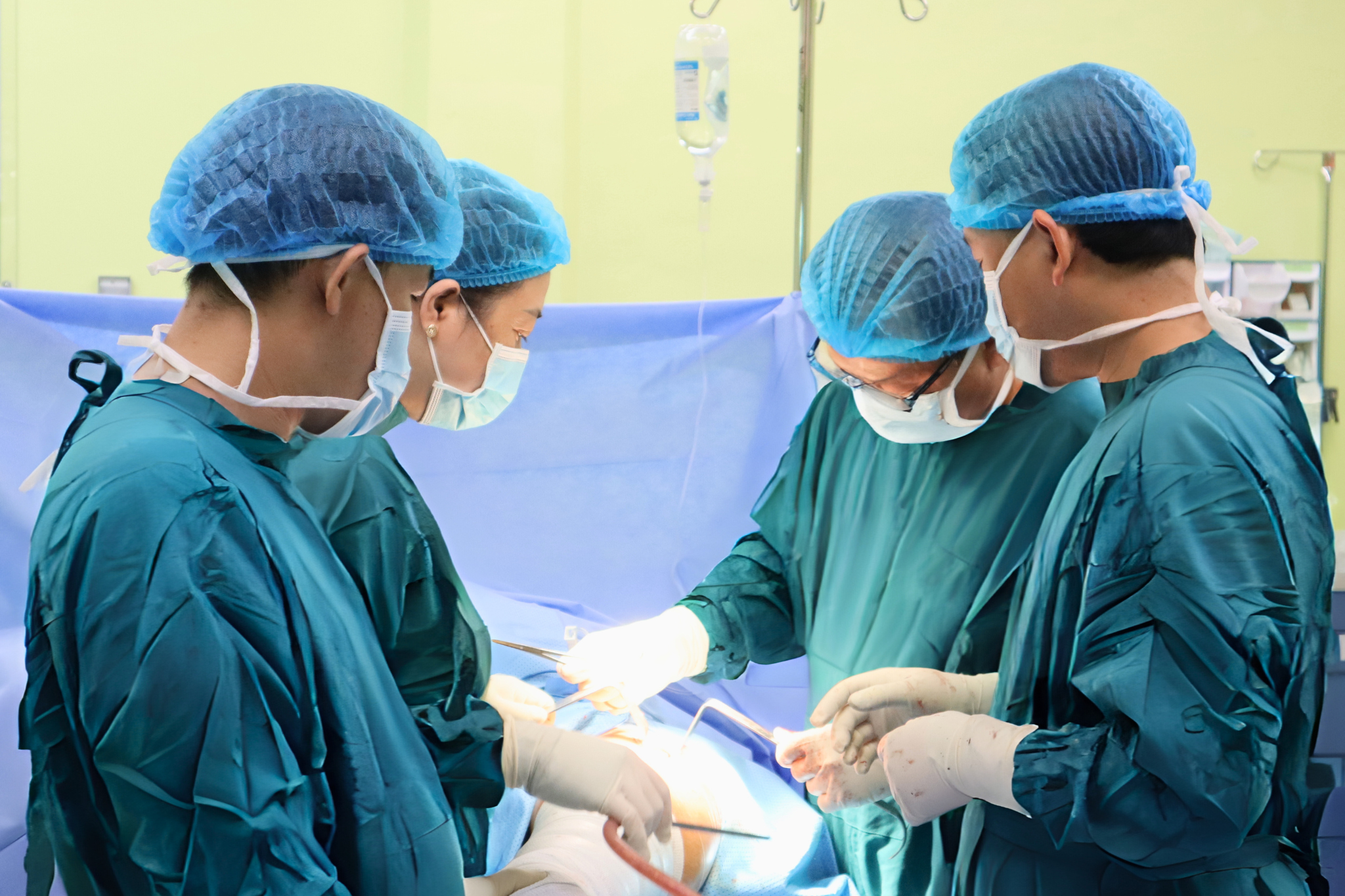 Bệnh viện Hoàn Mỹ Minh Hải phẫu thuật thành công ca gãy cổ xương đùi ở người cao tuổi