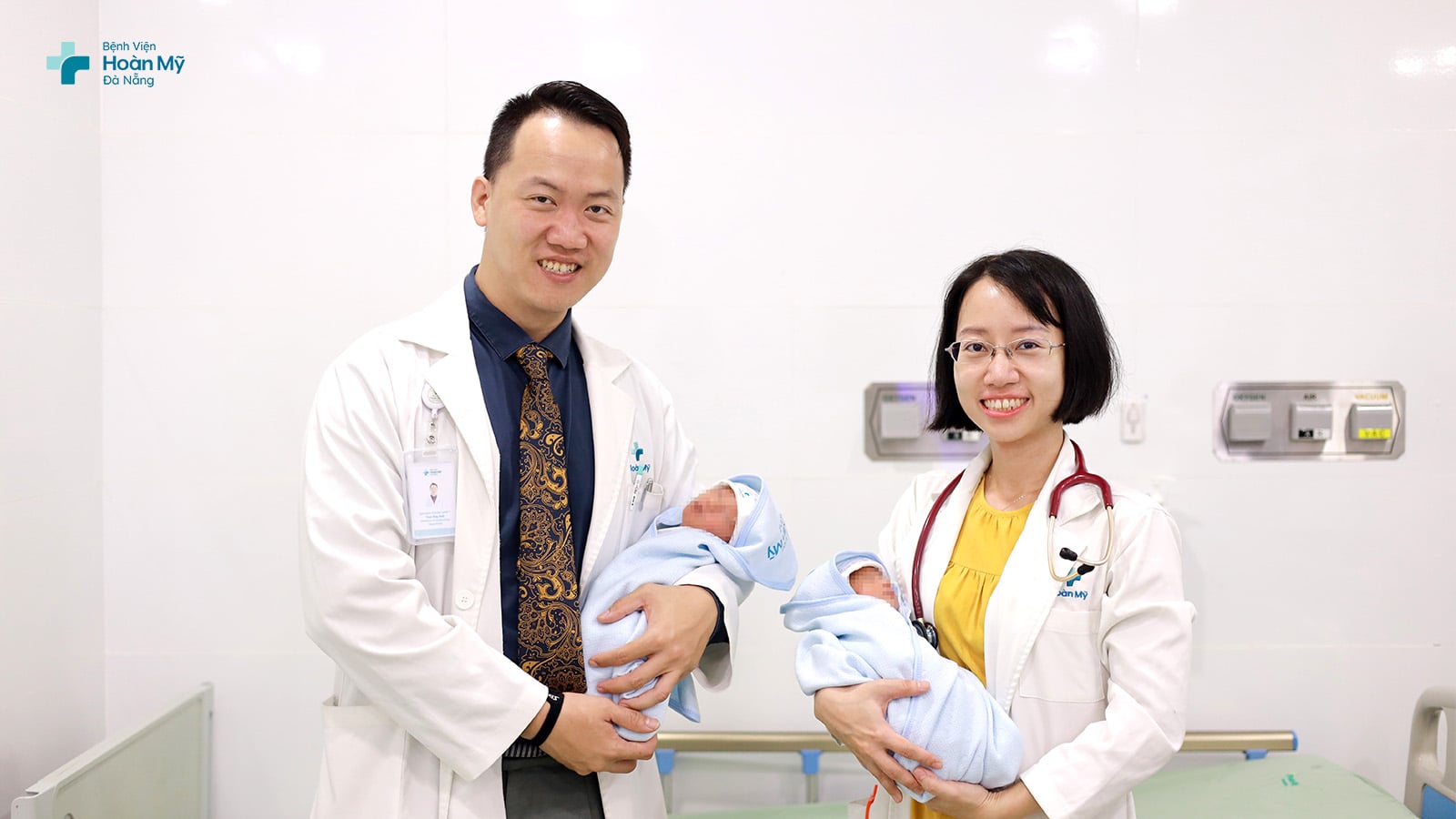 Cứu sống cặp song sinh non tháng 34 tuần, suy hô hấp 