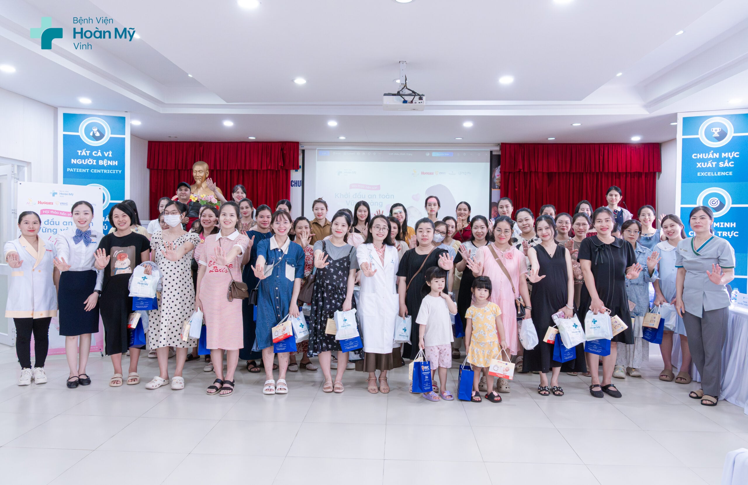 Hội thảo tiền sản tháng 9: Gần 100 ba mẹ cùng Hoàn Mỹ Vinh học cách chăm sóc trẻ sơ sinh chuẩn y khoa