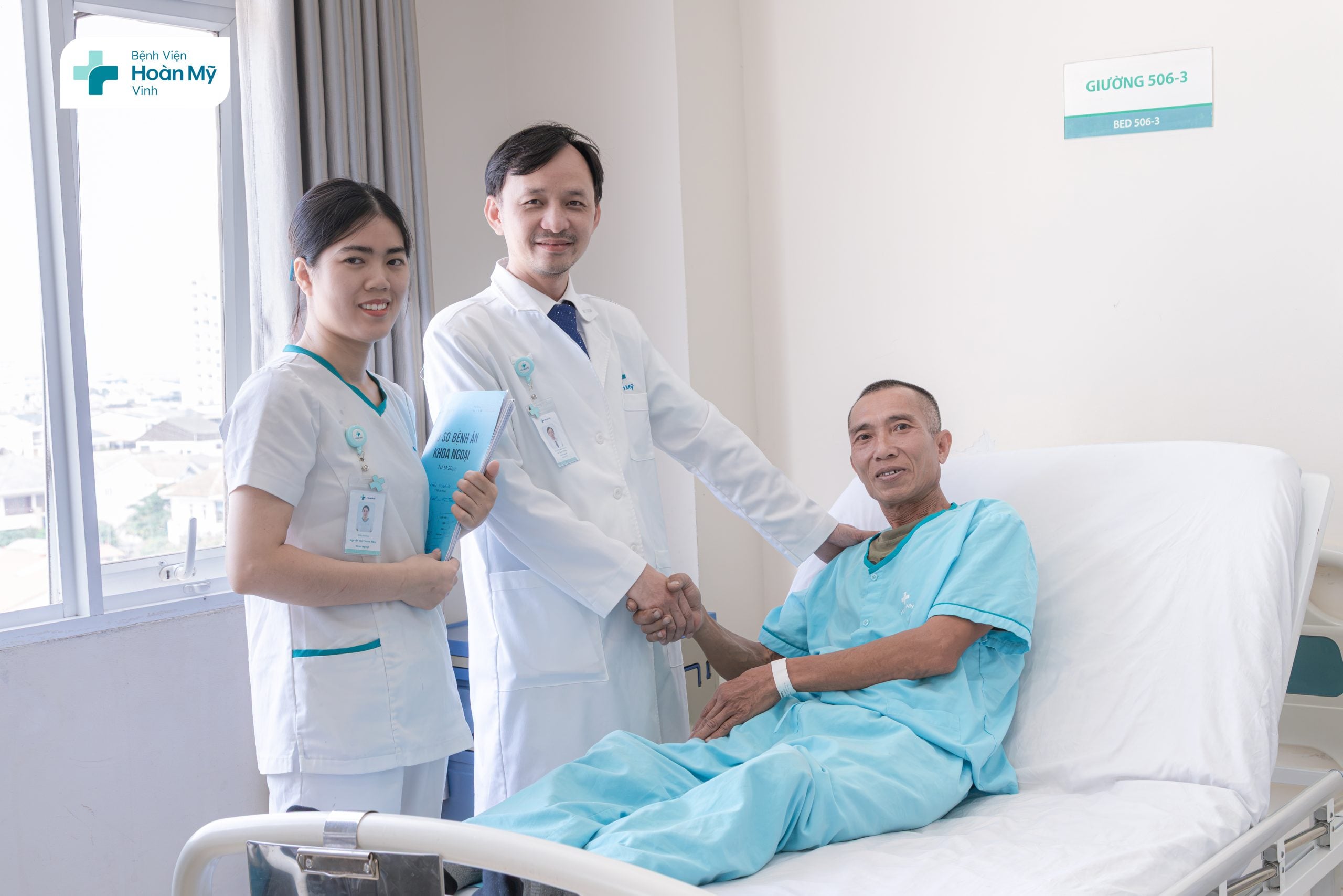 Phẫu thuật nội soi điều trị thoát vị bẹn khối lớn thành công cho người bệnh 57 tuổi
